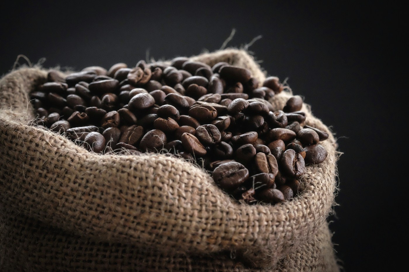 حبوب قهوة في أكياس